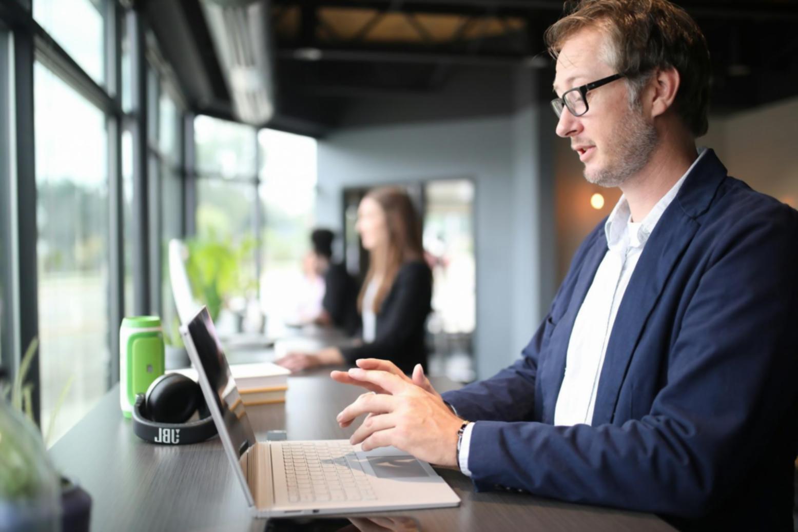 Finanzplanung und Budgetierung am Arbeitsplatz mit Dokumenten und Taschenrechner